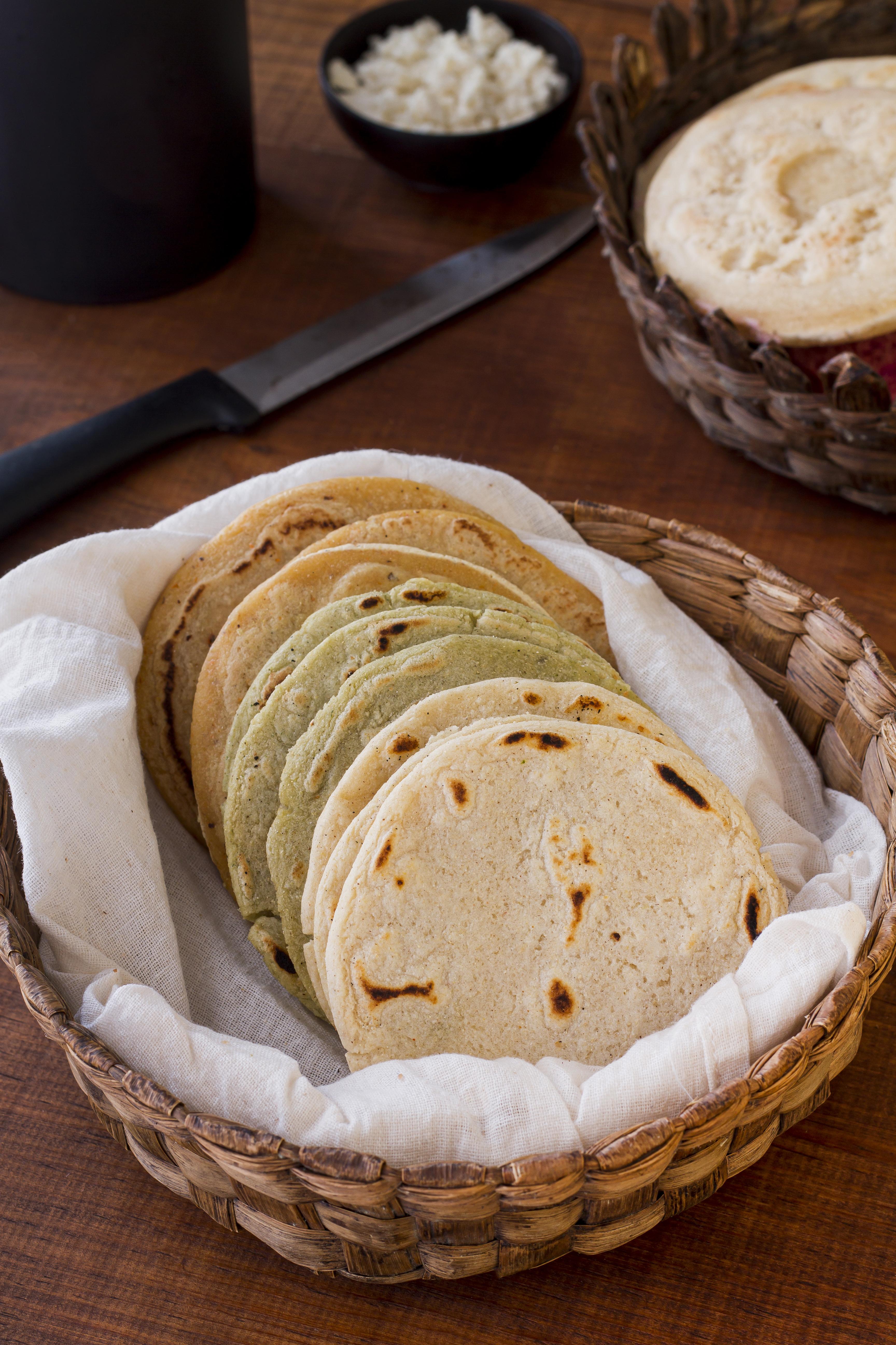 alto-angulo-de-arepas-en-canasta-con-pano-y-cuchillo.jpg?1753831112255