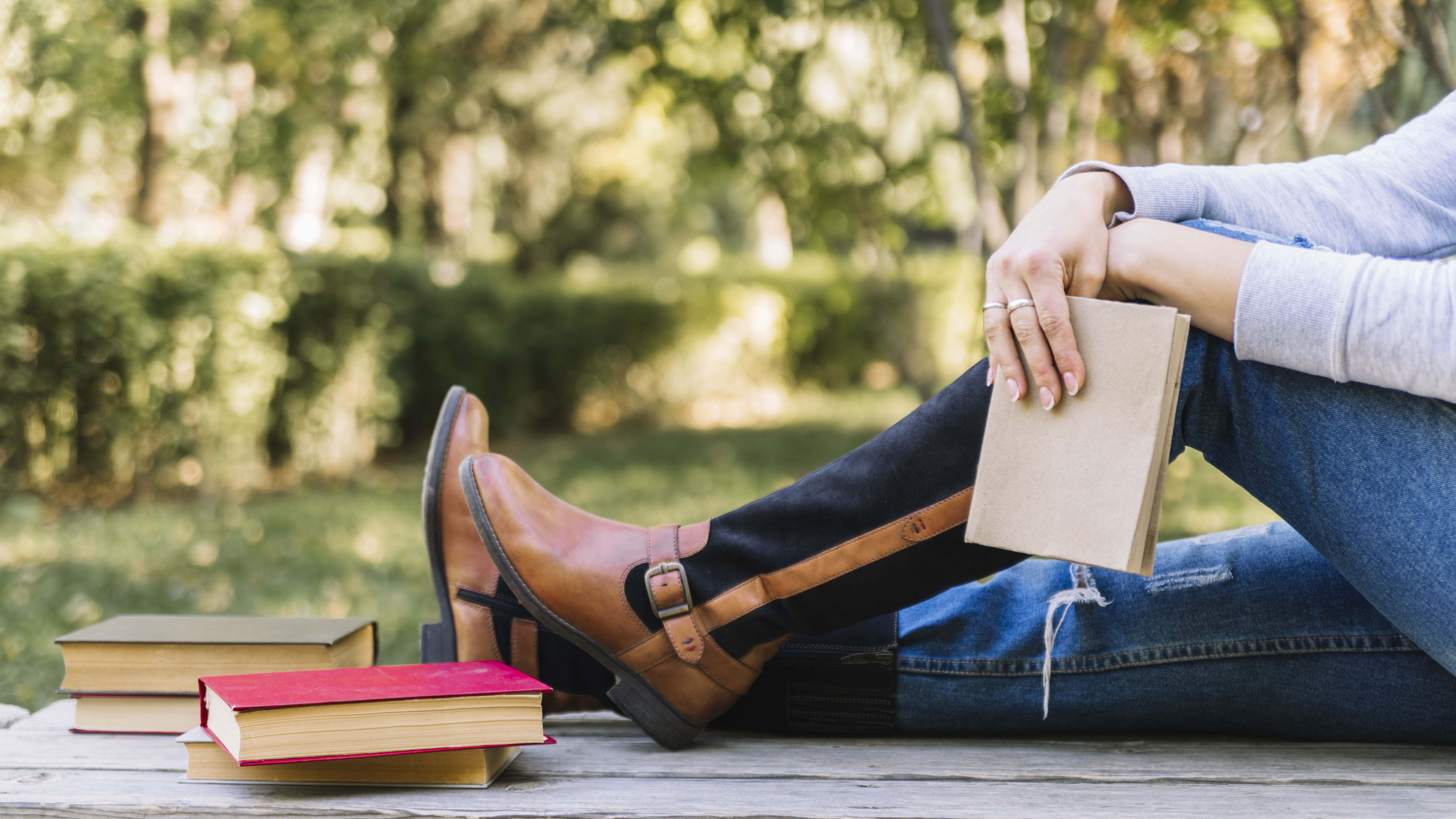 persona-sentada-sosteniendo-libro.jpg?1754334289192