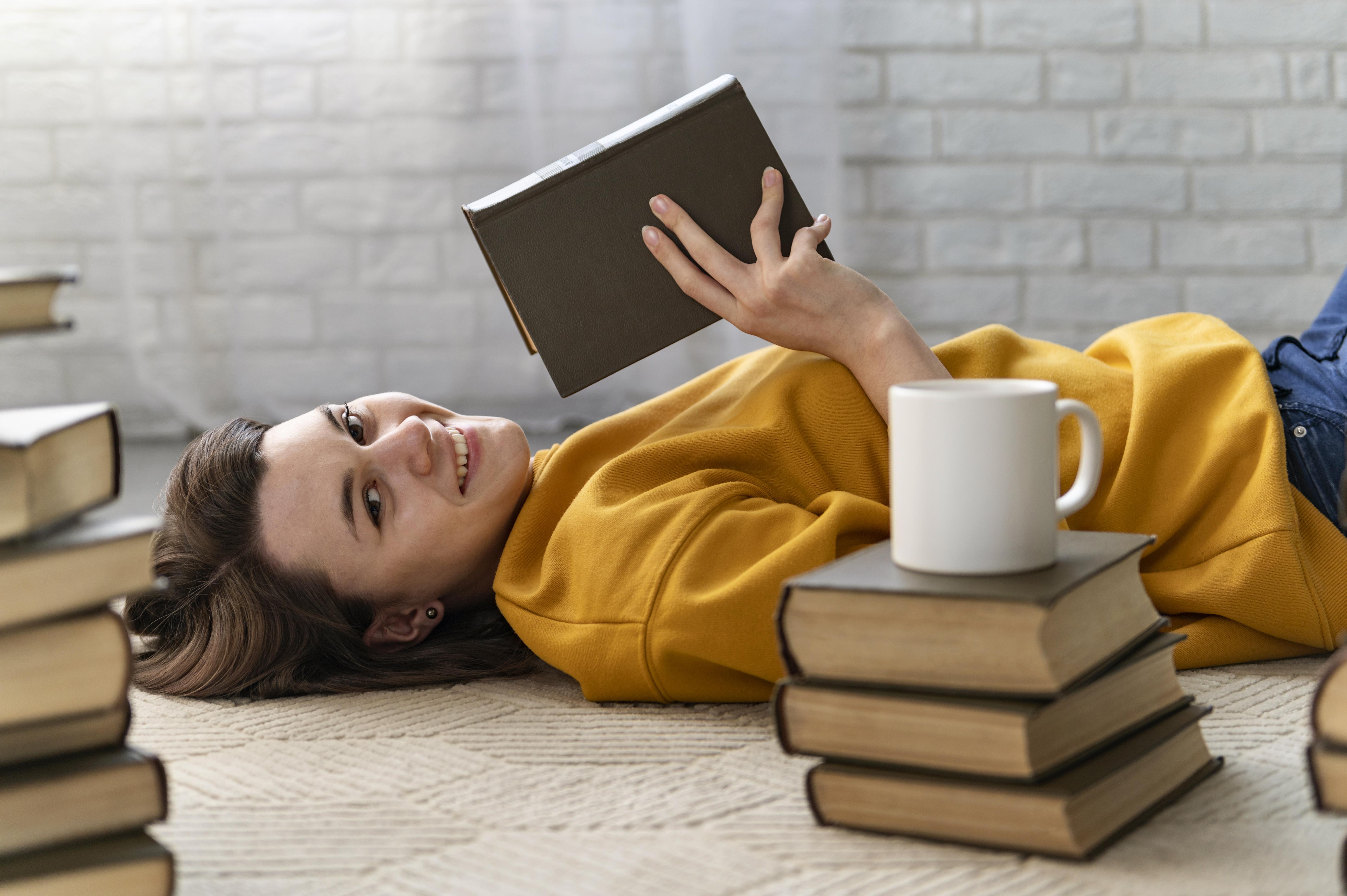 tiro-medio-mujer-sonriente-sosteniendo-libro.jpg?1754334595889